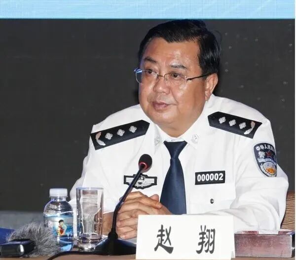 图片[1]-警虎赵翔：自称贵州“土皇帝”，没有茅台不上桌，金钱、美女来者不拒-寻找资源网